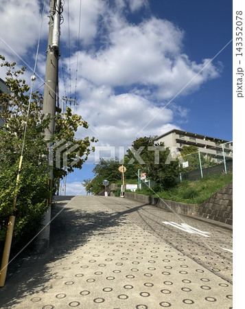 坂のある街 143352078