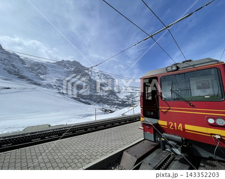 【スイス】雪山を走る赤いユングフラウ鉄道とアルプスの絶景 143352203