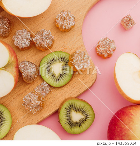 Marmalade with sweet apple and kiwi fruit, still life 143355014