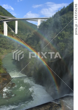滝沢ダムの放水の水煙にかかる虹　ループ橋と虹 143356246