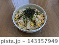 具材を彩りよく盛り付けたちらし寿司 143357949