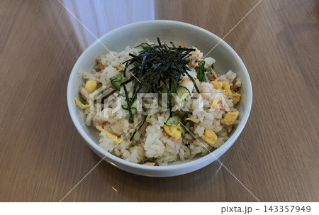 具材を彩りよく盛り付けたちらし寿司 143357949