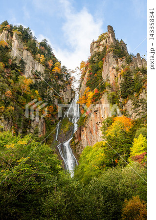 カラフルな層雲峡の紅葉 カラフルな層雲峡の紅葉 143358341