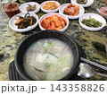 韓国料理のスープとおかずが並ぶ食卓 143358826