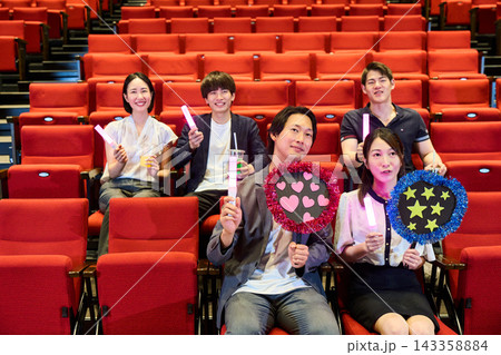 ライブビューイングの会場でアイドルを応援するファン ライブビューイングの会場でアイドルを応援するファン 143358884