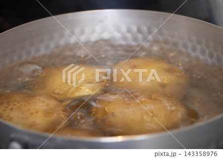 じゃがいも 茹でる 143358976