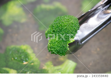 ブロッコリー 茹でる ブロッコリー 茹でる 143359440