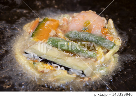 かき揚げ 揚げる かき揚げ 揚げる 143359940