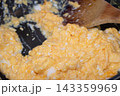 スクランブルエッグ 調理 143359969