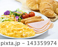 朝食 スクランブルエッグ 143359974