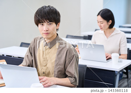 セミナー・研修を受講する笑顔の男性と女性 セミナー・研修を受講する笑顔の男性と女性 143360118
