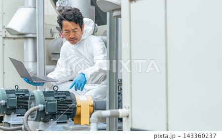 屋外機械を点検する男性作業員 143360237