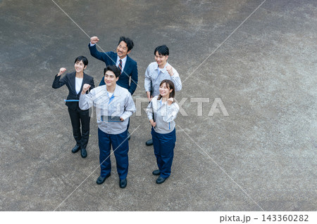 屋外に並ぶ会社従業員の集合写真 屋外に並ぶ会社従業員の集合写真 143360282
