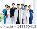 明るい病院で正面を向いて並ぶ日本人医師と看護師の医療チーム 143360418