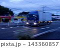 早朝の車道を疾走する働く車のバン型トラック 早朝の車道を疾走する働く車のバン型トラック 143360857