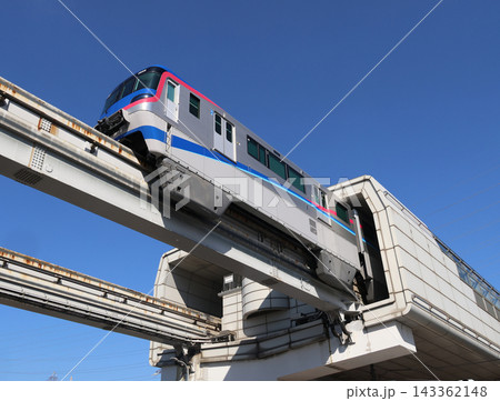 大阪モノレール 山田駅を発車した3000系 大阪モノレール 山田駅を発車した3000系 143362148