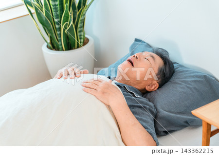 睡眠時無呼吸症候群やいびきをイメージしたシニア男性の睡眠 睡眠時無呼吸症候群やいびきをイメージしたシニア男性の睡眠 143362215