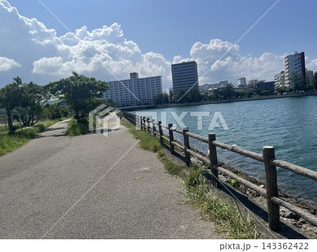 海沿いの散歩道 143362422