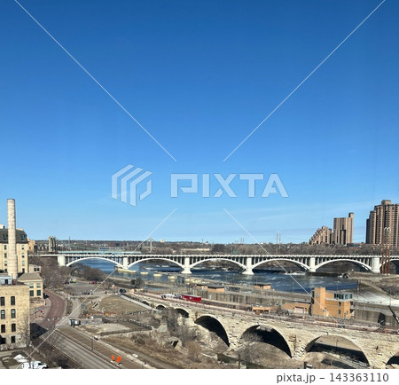ミネソタ州ミネアポリスのミシシッピ川に架かるストーンアーチ橋とサードアベニュー橋の風景 ミネソタ州ミネアポリスのミシシッピ川に架かるストーンアーチ橋とサードアベニュー橋の風景 143363110