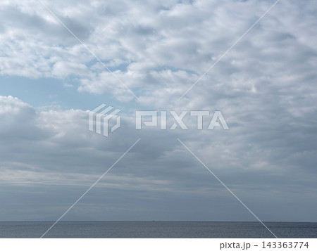 厚い雲が広がる初秋の空と静かな海 厚い雲が広がる初秋の空と静かな海 143363774