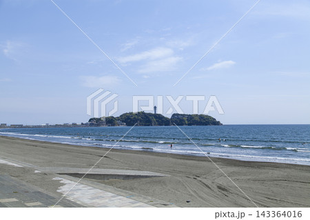 湘南鵠沼海岸 快晴の空と海と江の島 湘南鵠沼海岸 快晴の空と海と江の島 143364016
