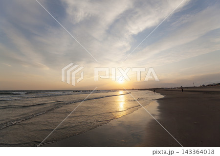 湘南鵠沼海岸 夕焼け空と海 湘南鵠沼海岸 夕焼け空と海 143364018