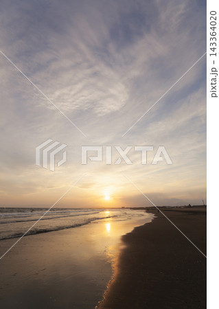 湘南鵠沼海岸 夕焼け空と波打ち際に反射する空 湘南鵠沼海岸 夕焼け空と波打ち際に反射する空 143364020