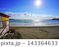 シーズンオフの静かな湘南の海と海岸に残る小屋 143364633