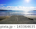 海へと続くスロープと青空広がる由比ガ浜海岸の風景 143364635