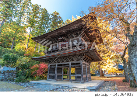 紅葉に包まれた広徳寺 紅葉に包まれた広徳寺 143364938