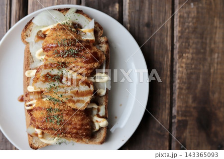 全粒粉の山型食パンで作った玉ねぎとコロッケのオープンサンド 全粒粉の山型食パンで作った玉ねぎとコロッケのオープンサンド 143365093