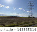 埼玉県加須市の田園地帯と送電鉄塔 143365314