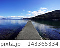 戸田湾の透明度の高い海にまっすぐ伸びる桟橋と青空の絶景 143365334