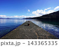 戸田湾の透明度の高い海にまっすぐ伸びる桟橋と青空の絶景 143365335
