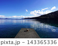 戸田湾の透明度の高い海にまっすぐ伸びる桟橋と青空の絶景 143365336