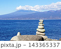 駿河湾の海辺に佇む石積みタワーと雪化粧の富士山 143365337
