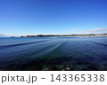 青空広がる鎌倉・材木座海岸の美しい海と遠くに見える江の島 143365338