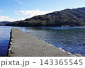 戸田湾の透明度の高い海にまっすぐ伸びる桟橋と青空の絶景 143365545