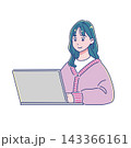 パソコンを使う若い女性 143366161