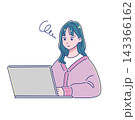 パソコンを使う若い女性 143366162