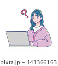パソコンを使う若い女性 143366163