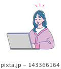 パソコンを使う若い女性 143366164