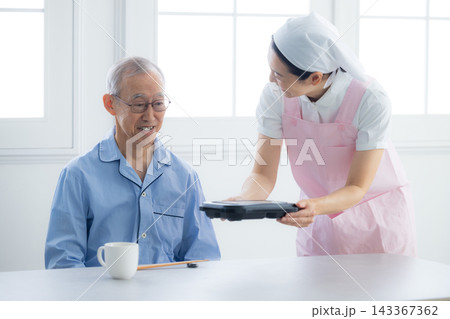 食事介助イメージ 食事介助イメージ 143367362
