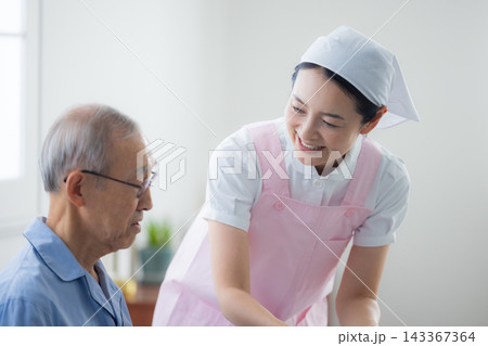食事介助イメージ 食事介助イメージ 143367364