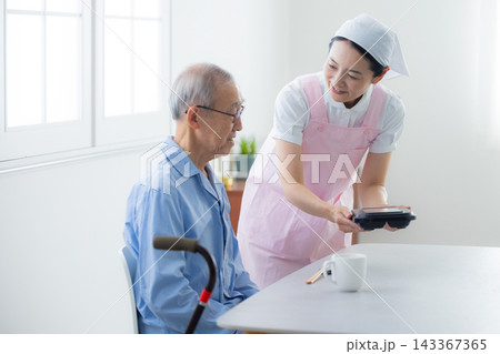 食事介助イメージ 食事介助イメージ 143367365