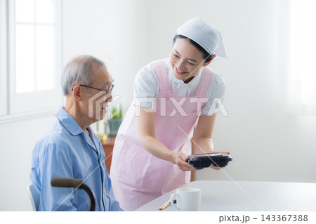 食事介助イメージ 食事介助イメージ 143367388