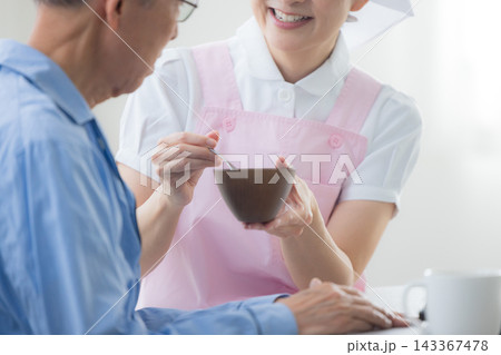 食事介助イメージ　　　　 143367478