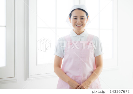 エプロン姿の女性 エプロン姿の女性 143367672