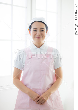 エプロン姿の女性　 143367673