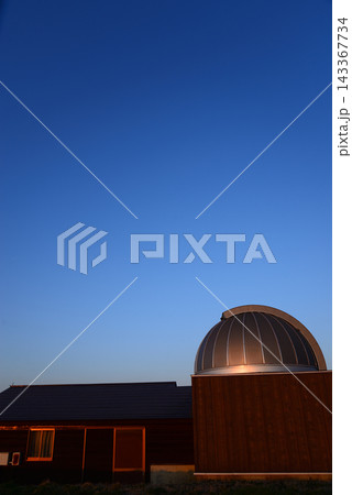 福島県鮫川村鹿角平 天文台の銀屋根が夕陽を受けて輝く一日の名残 福島県鮫川村鹿角平 天文台の銀屋根が夕陽を受けて輝く一日の名残 143367734